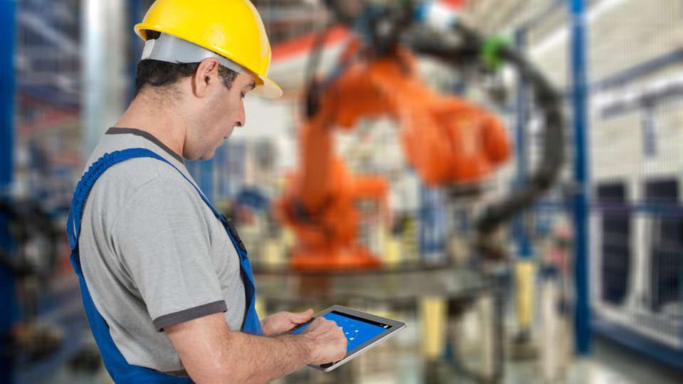 Techniker führt Wartung an einer Produktionsanlage durch